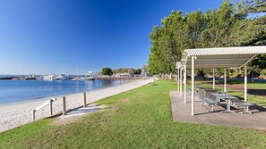 Beach nearby - Sunset Towers 8, 25 Donald St - heart of town with water views (Nelson Bay)
