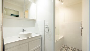 Bathroom - Sunset Towers 8, 25 Donald St - heart of town with water views (Nelson Bay)