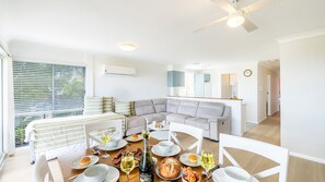 Dining - Sunset Towers 8, 25 Donald St - heart of town with water views (Nelson Bay)
