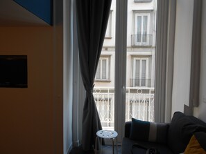 TV - Manuela Apartments San Domenico Centro Storico (Napoli)