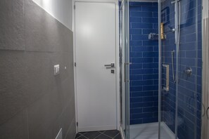 Dusche, Haartrockner, Bidet, Handtücher