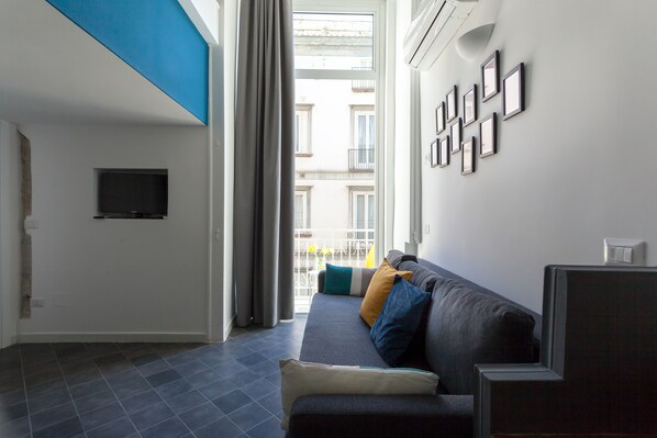 TV - Manuela Apartments San Domenico Centro Storico (Napoli)