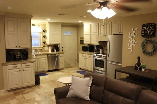 Spacious one bedroom 2 miles from Texas Tech!

