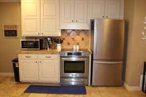 Fridge, microwave, oven, stovetop - Spacious one bedroom 2 miles from Texas Tech!

 (Lubbock)