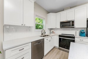 Kylskåp, mikrovågsugn, ugn och spishäll