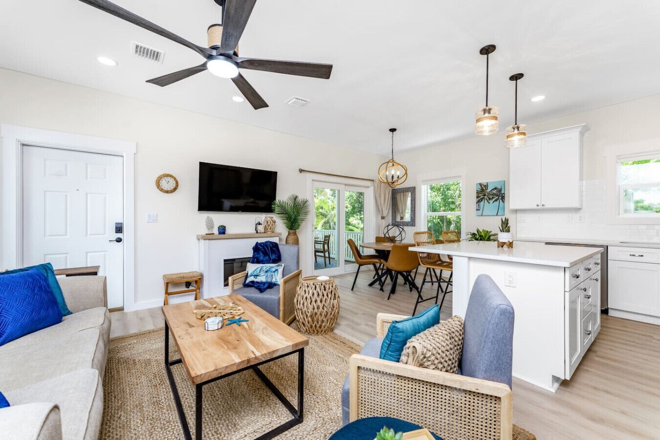 Smart-tv, eldstad, dvd-spelare och böcker