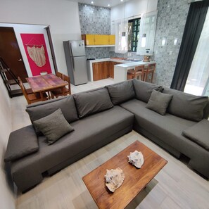 Family Apartment | Living room | 42-inch Smart TV with cable channels - TU DEPARTAMENTO EN MAHAHUAL (Mahahual)