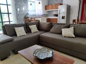 Familieleilighet, 1 soverom, 1. etasje | Oppholdsområde | En 42-tommers smart-TV med kabel-kanaler