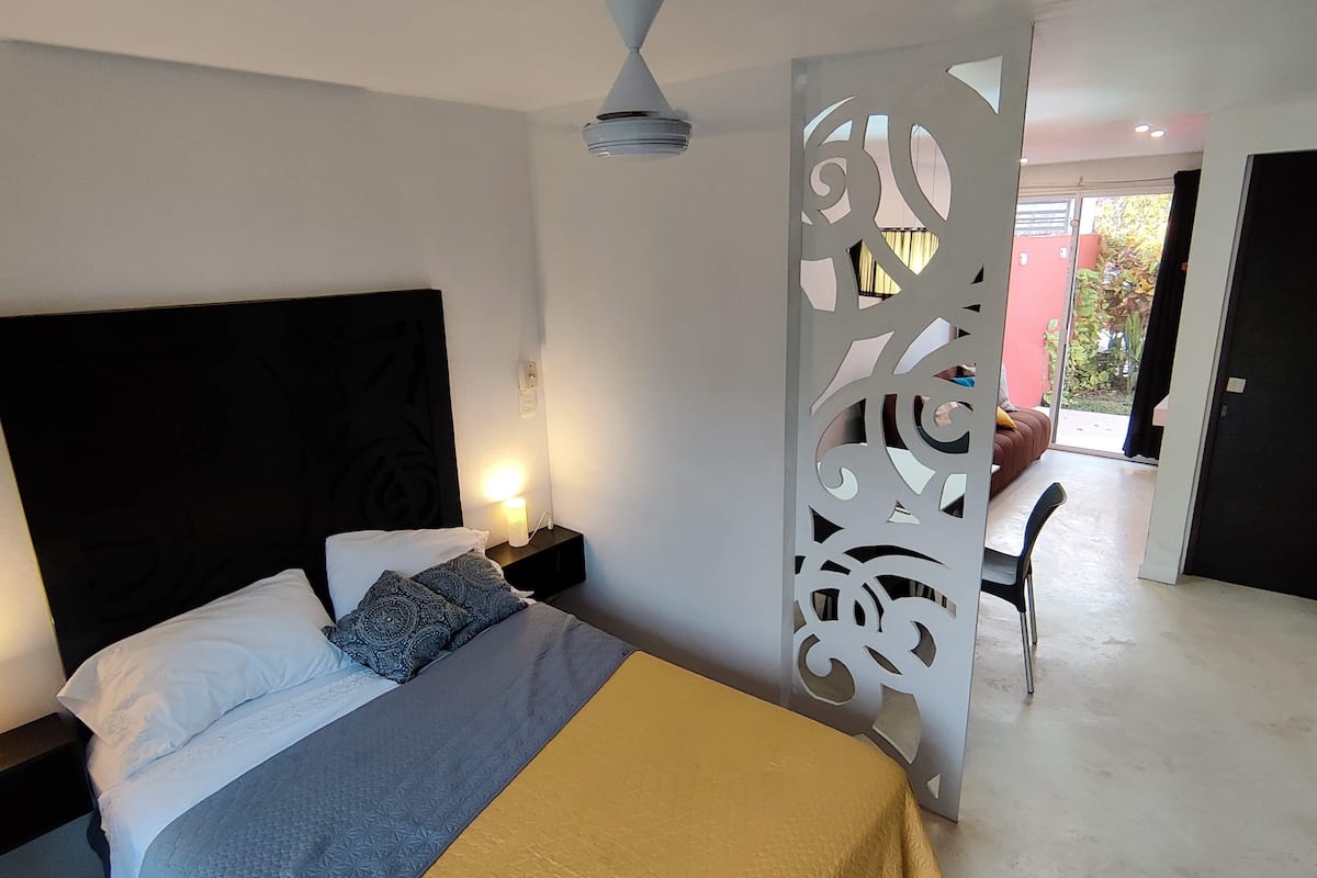 Design Studio | WiFi (free), individually decorated, individually furnished, bed sheets