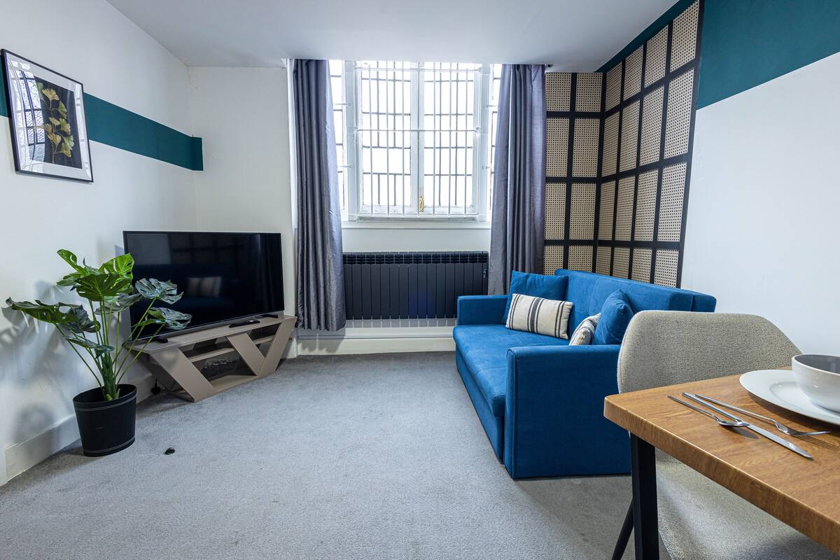 Departamento Premier, 1 cama matrimonial y sofá cama, vista a la ciudad | Área de sala de estar | Smart TV de 32 pulgadas con canales por cable
