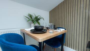 Deluxe Studio | In-room dining