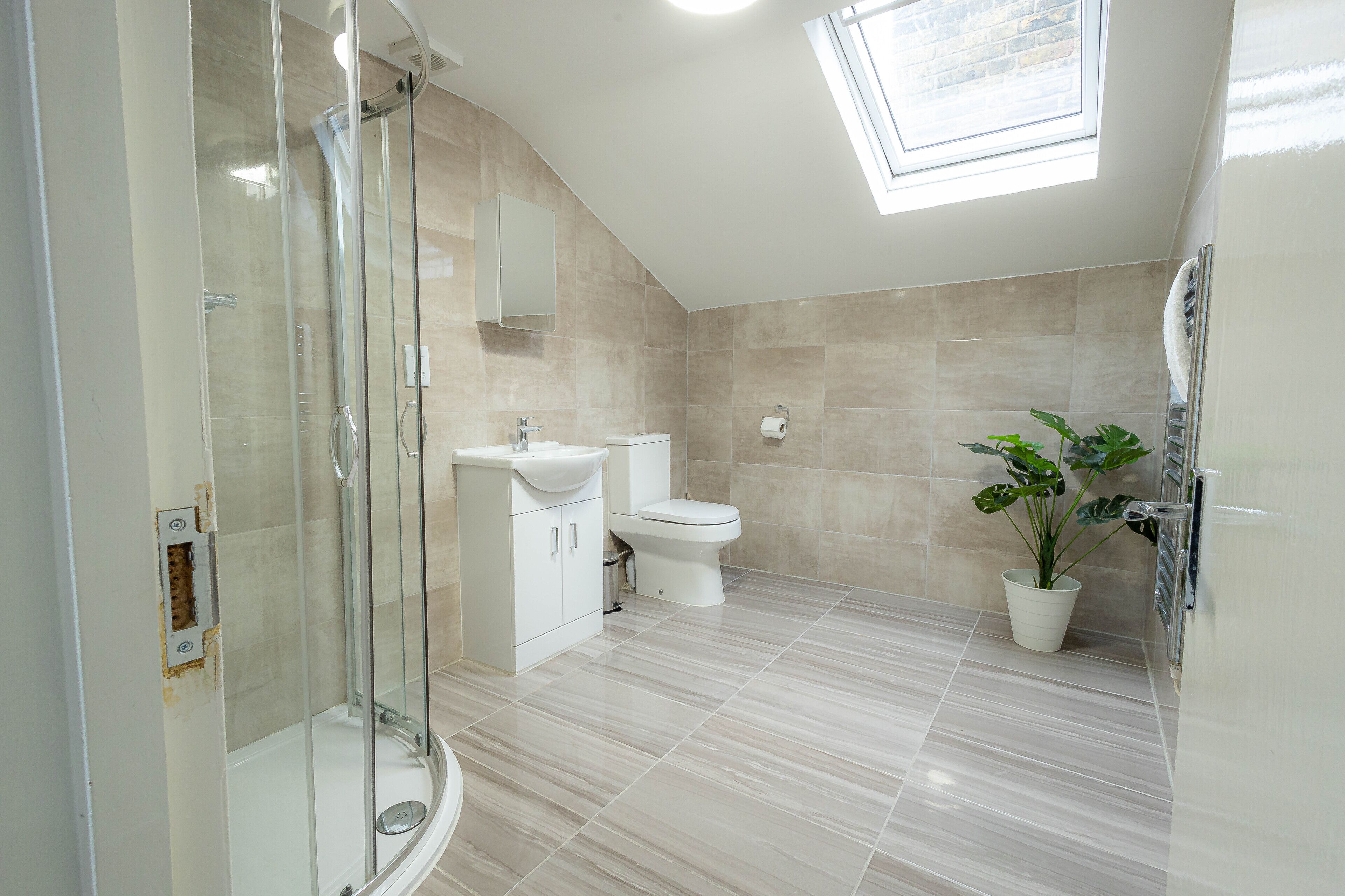 Deluxe Studio | Bathroom | Shower, rainfall showerhead, free toiletries, hair dryer