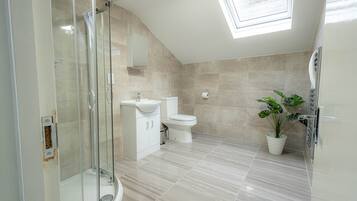 Deluxe Studio | Bathroom | Shower, rainfall showerhead, free toiletries, hair dryer