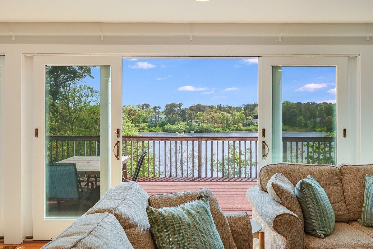 Waterfront Chatham home, walk to downtown, minutes to several beaches! 