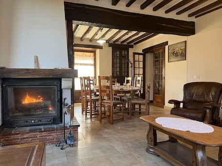 Dining. Les Arnusses Jolie Maison 10 Personnes