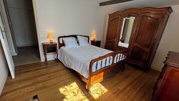 5 bedrooms, desk