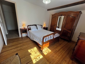 5 bedrooms, desk
