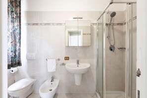 Dusche, Bidet, Toilettenpapier