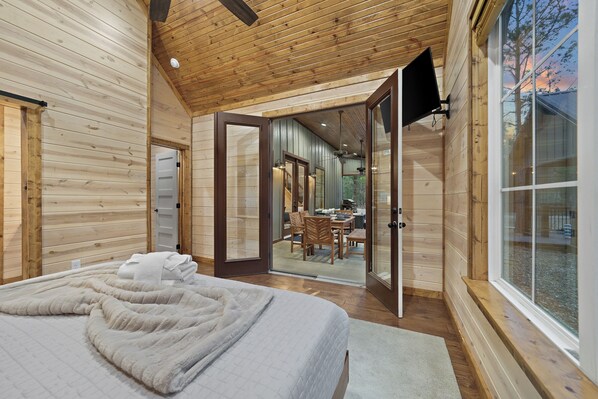 3 bedrooms, iron/ironing board, free WiFi, bed sheets - Stunning Cabin/HotTub/Foosball/Playset/Firewood! (Broken Bow)