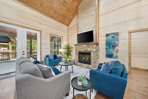 Smart TV, fireplace, video games, table football - Stunning Cabin/HotTub/Foosball/Playset/Firewood! (Broken Bow)