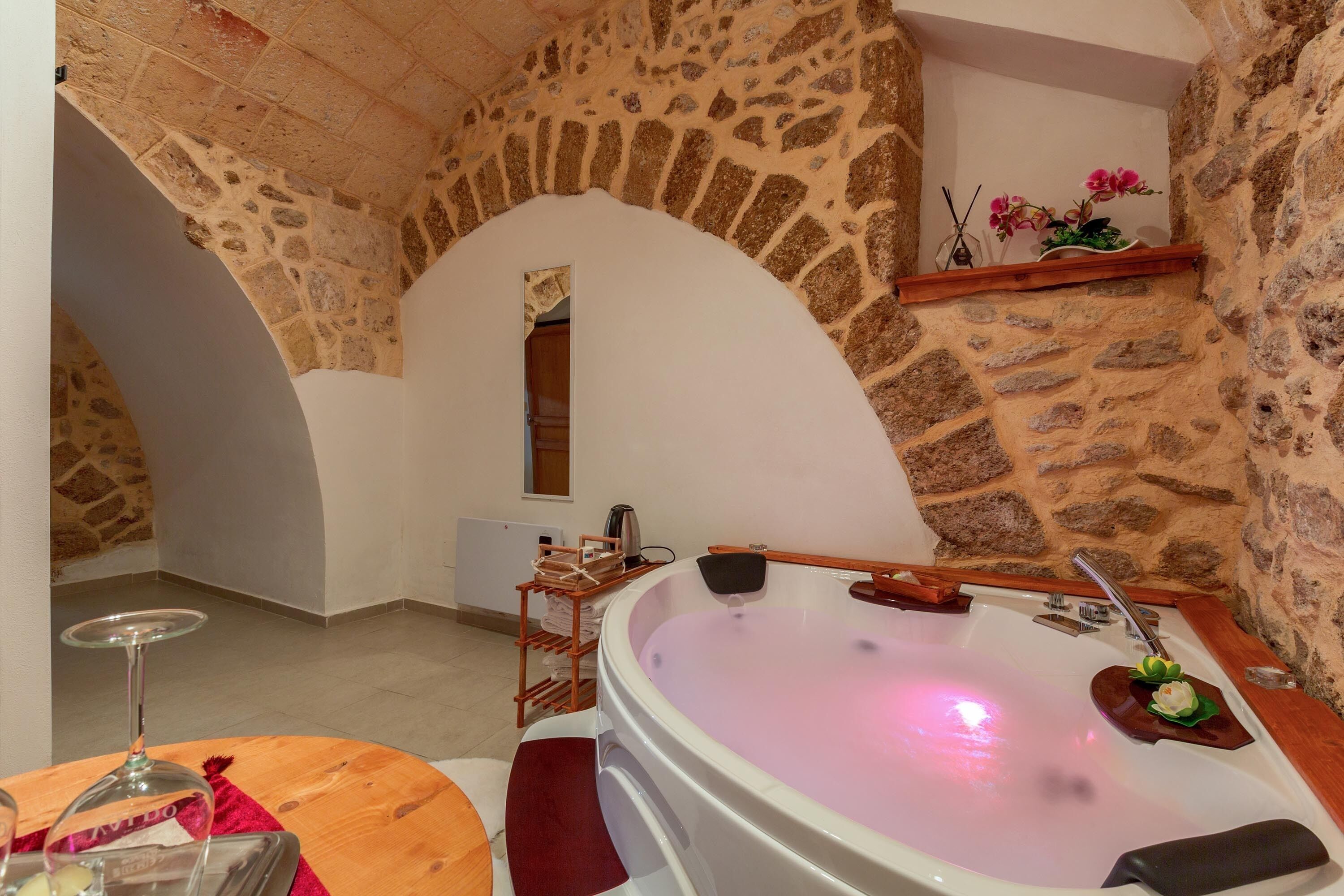 Apartment | Private spa tub