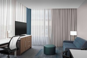 Suite, 1 très grand lit, accessible aux personnes à mobilité réduite (Roll-In Shower) | Aire de séjour | Téléviseur à écran plat de 55 po avec télévision par câble