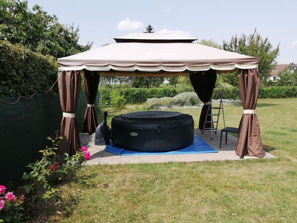 Outdoor spa tub - Location de Chambres Pour JO Paris Chez l Habitant (Chèvreville)