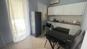 Fridge, cookware/dishes/utensils