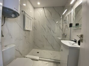 Dusche, Haartrockner, Handtücher, Seife