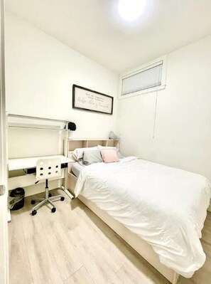 2 chambres, bureau, fer et planche à repasser, accès au Wi-Fi (inclus)
