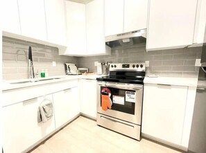 Fridge, microwave, oven, stovetop - Brand New cozy convenient suite near airport/ skytrain (Vancouver)