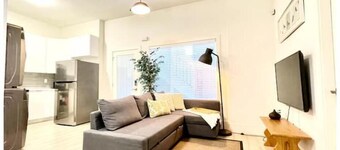 Brand New cozy convenient suite near airport/ skytrain