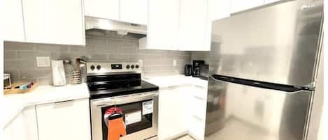 Frigorifero, microonde, forno, piano cottura