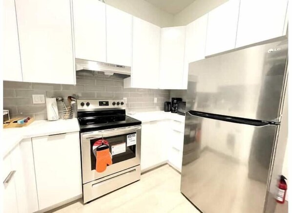 Réfrigérateur, four à micro-ondes, un four, surface de cuisson
