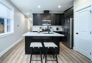 Fridge, microwave, oven, stovetop - Pinot Place - Tranquility in Wine Country (Carlton)