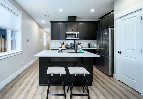 Réfrigérateur, four à micro-ondes, un four, surface de cuisson
