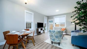 Een smart-tv en een kantoor