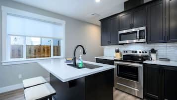 Køleskab, mikrobølgeovn, ovn, kogeplade