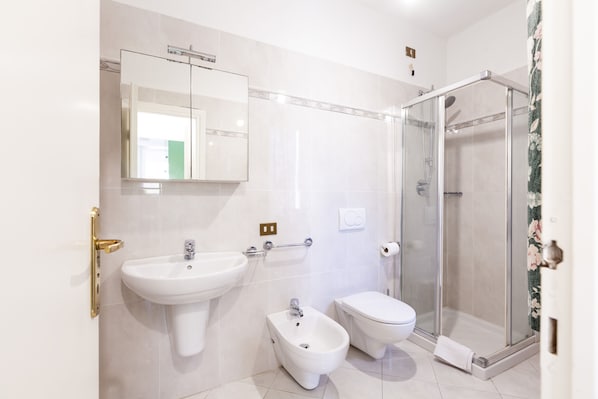 Dusche, Bidet, Toilettenpapier