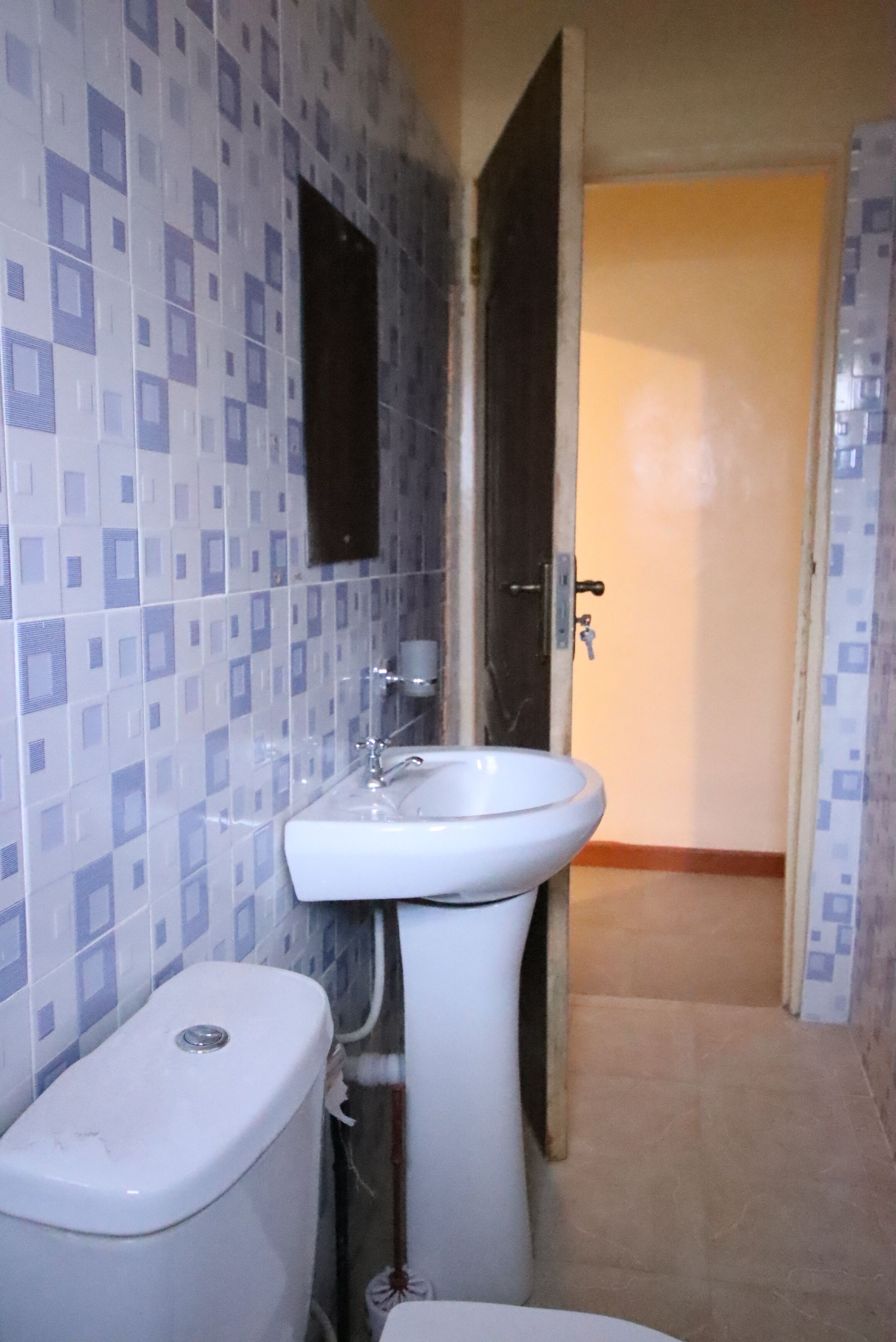 Ducha, artículos de tocador gratuitos, bidet, toallas