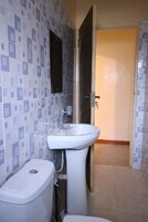 Ducha, artículos de tocador gratuitos, bidet, toallas