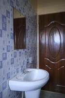 Chuveiro, produtos de toalete grátis, bidê, toalhas de banho