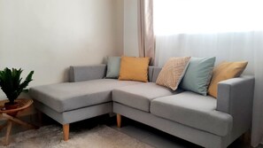 Living area - 1 Bedroom Guest house with pool and walking distance to the beach with AC (Mombasa)