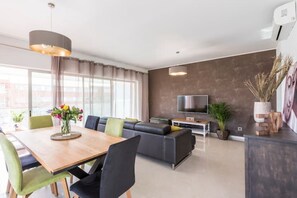 Dining - Praia da Rocha 2 bedroom beach side apartment (Portimão)
