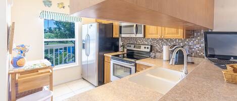 Refrigerador, microondas, horno, placa de cocina
