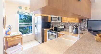 Great location 5 minutes to Marco Island and many Golf Courses!! Cozy 2 bedrooms