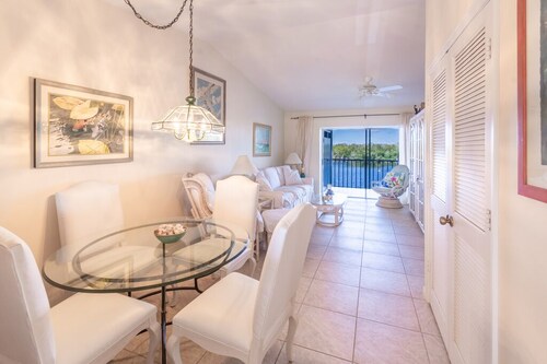 Great location 5 minutes to Marco Island and many Golf Courses!! Cozy 2 bedrooms