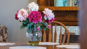 Dining - Historic, Unique, Walkable, Rail to Denver, Red Rocks (Arvada)