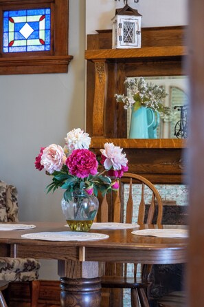 Dining - Historic, Unique, Walkable, Rail to Denver, Red Rocks (Arvada)