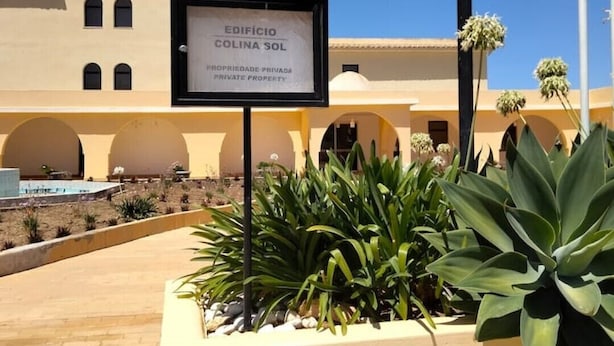 A sign for "Edifício Colina Sol" with a clear blue sky in the background. - Lovely 2-bedroom rental in Carvoeiro free parking (Carvoeiro)